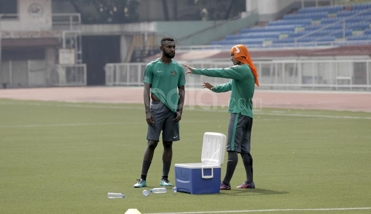 Abdu Lestaluhu (kanan) dan Yanto Basna membahas strategi saat latihan pemain Timnas Indonesia di Stadion Rizal Memorial, Manila, (23/11/2016).  (Bola.com/Nicklas Hanoatubun)