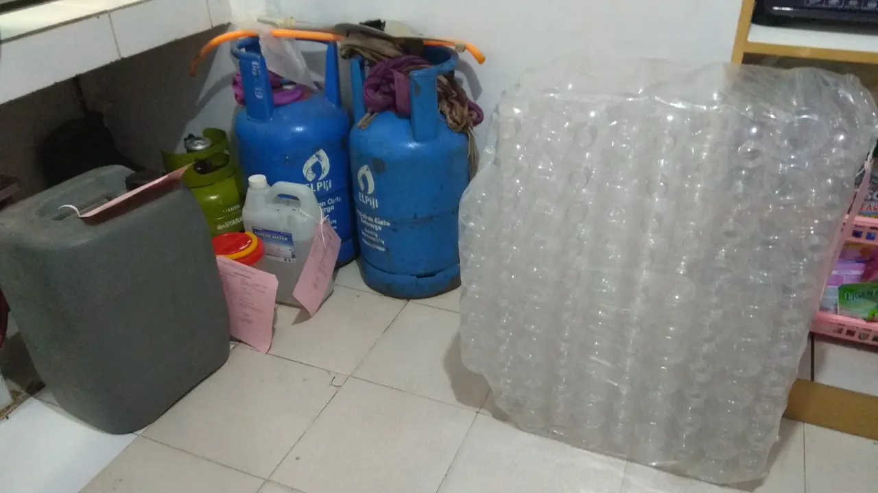 Polisi menggerebek rumah yang memproduksi miras di Jakarta Pusat