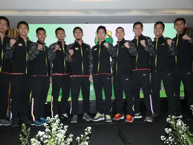 Pebulutangkis putera Indonesia untuk Thomas Cup 2018 berpose bersama usai upacara pelepasan di Jakarta, Selasa (8/5). Turnamen Piala Thomas dan Uber 2018 berlangsung di Bangkok, 20-27 Mei. (Liputan6.com/Helmi Fithriansyah)