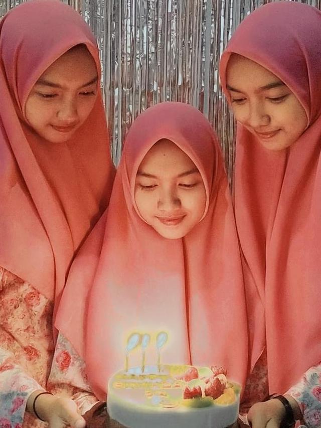 6 Potret Rizki Rizka Rizke, Gadis Kembar yang Viral Karena Dilamar Pria Kembar