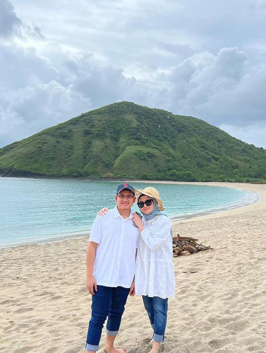 Momen bulan madu menjadi salah satu yang dinantikan oleh pasangan Jessica dan Ilham. Keduanya menjalani bulan madu di Lombok, Nusa Tenggara Barat. Momen-momen kebersamaan mereka sukses curi perhatian. (Liputan6.com/IG/jessicaanastasya20)