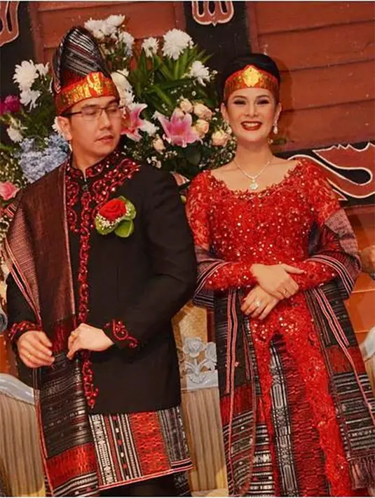 Astrid Tiar juga salah satu selebriti yang menikah dengan adat Batak. Presenter dan pemeran itu mengaku bangga bisa mengikuti tradisi dari sang suami. Saat menikah tahun 2012 silam, Astrid Tiar mengaku kebanjiran kain ulos. Bahkan, hingga berkarung-karung. "Ini semua marga ngasih ulos, enggak tahu udah berapa karung," ujarnya saat itu. [dok. Kapanlagi]