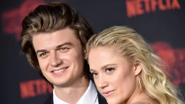[Bintang] Joe Keery - Maika Monroe