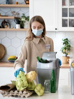 langkah sederhana seperti mengurangi penggunaan plastik, menggunakan kembali barang yang ada, hingga membuat alternatif sendiri di rumah bisa membantu menekan jumlah sampah plastik secara bertahap. (foto/dok: freepik)