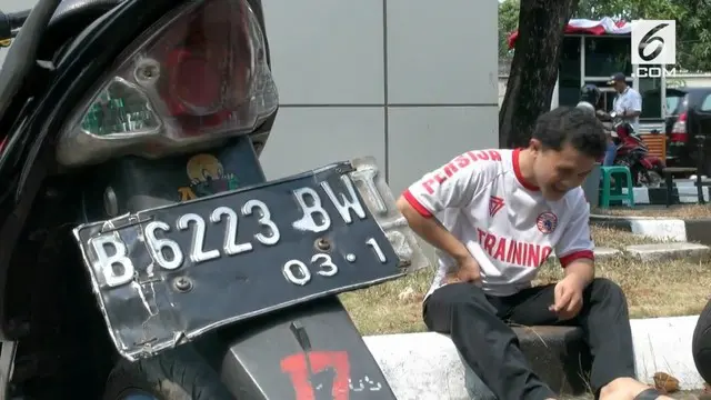 VIDEO: Ditilang Polisi, Pemuda Ini Menangis Histeris