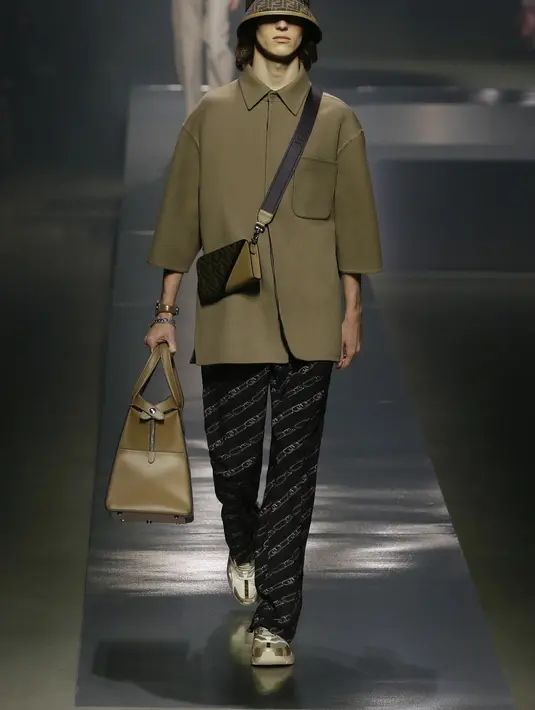 FENDI baru saja menggelar fashion show untuk memperkenalkan koleksi terbarunya untuk FENDI Men's Fall/Winter 2022-23 yang mengusung tema twenties yang klasik dan abadi, serta dirancang langsung oleh Silvia Venturini Fendi. Foto: Document/FENDI.