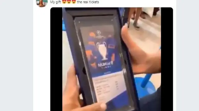 Kinsey Wolanski, memamerkan tiket final Liga Champions