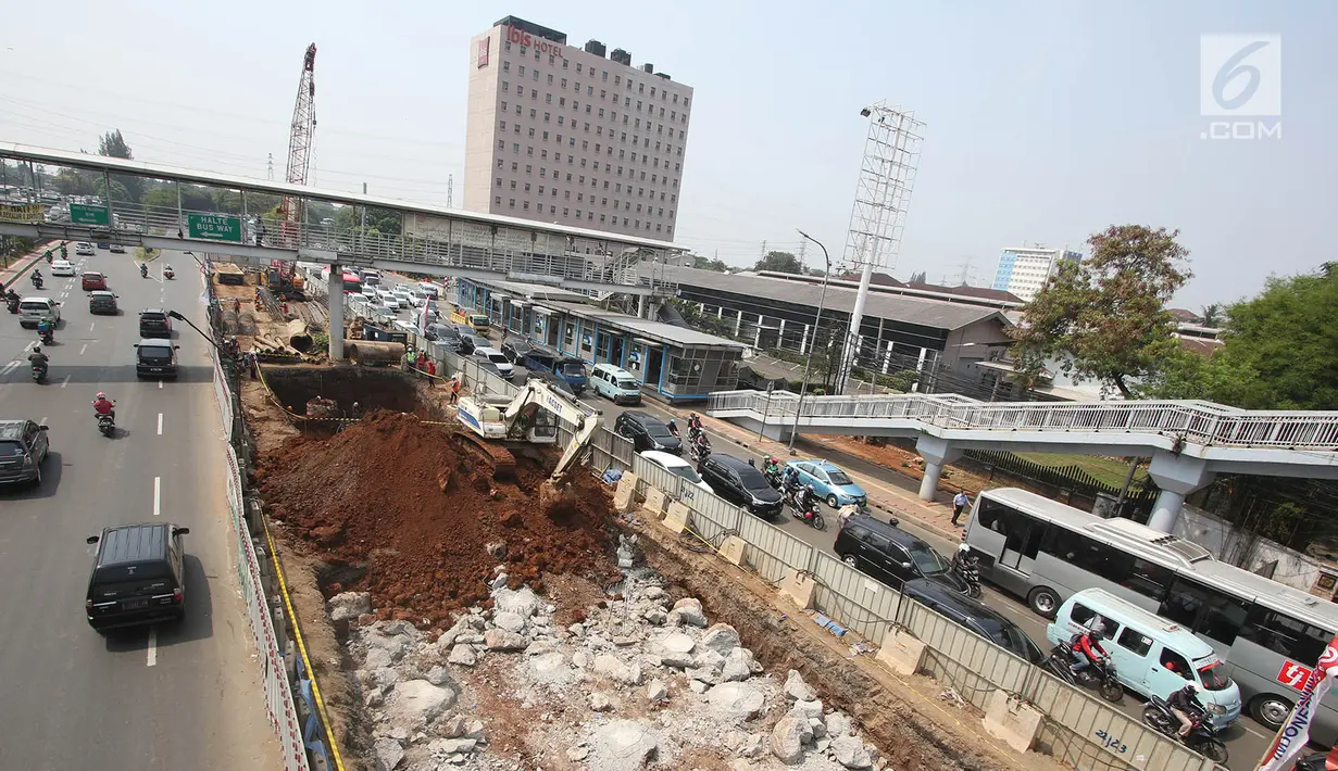 Kondisi pengerjaan proyek LRT Jabodetabek di kawasan Cawang, Jakarta Timur, Selasa (22/8). Aturan ganjil genap di kawasan Cawang tidak akan diterapkan permanen. (Liputan6.com/Immanuel Antonius)