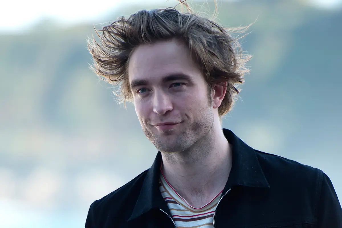 Gaya Robert Pattinson Saat Hadiri Festival Film San Sebastian