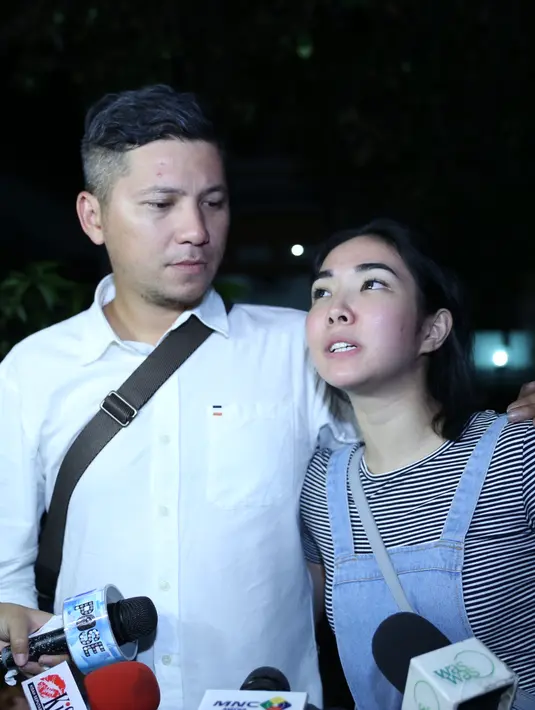 "Kaget sedih. Merinding. Sampe sekarang merinding gak percaya. Karena masih berasa gak real aja gitu. Dari kemarin-kemarin kalau ketemu baik-baik aja," ujar Gisel. (Nurwahyunan/Bintang.com)