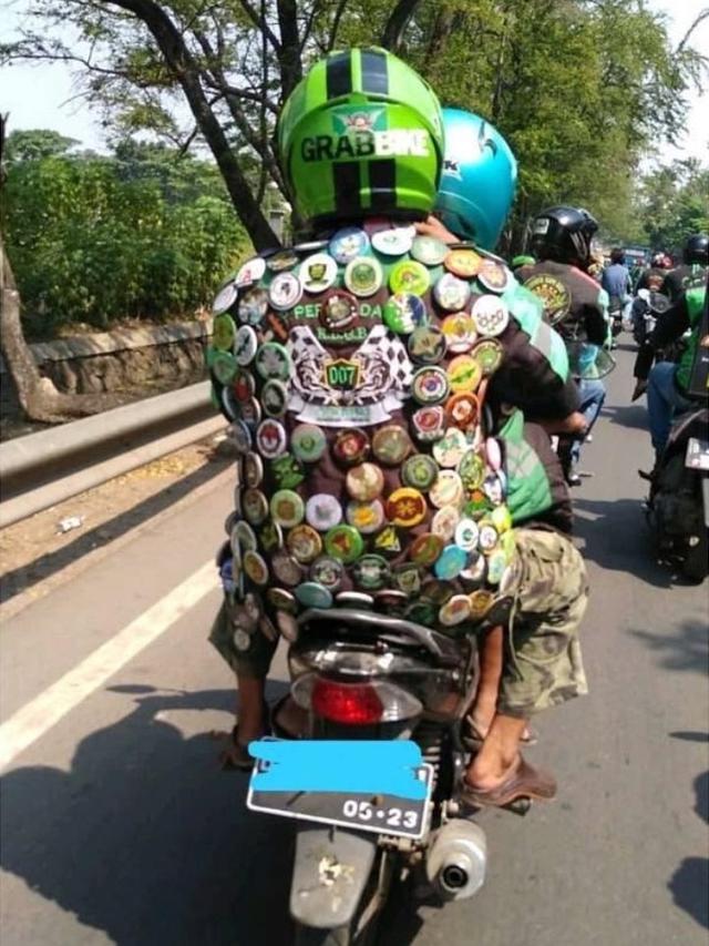 6 Busana Penumpang Ojek Online Ini Absurd Banget