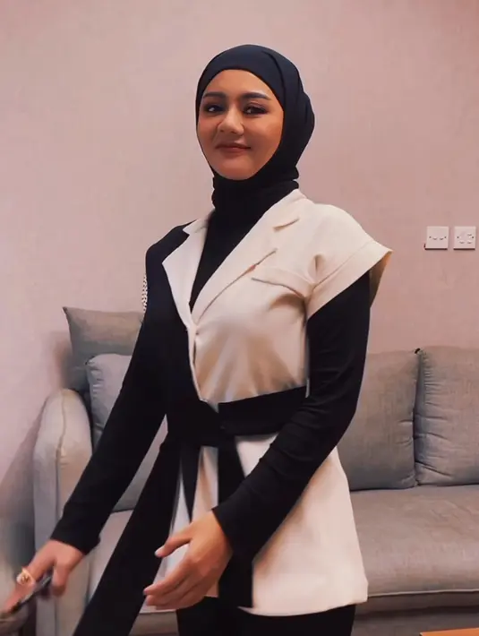 Jenita juga tampil monokrom dari hijab hitam serta vest hitam putih dan manset hitamnya. (@jenitajanet)