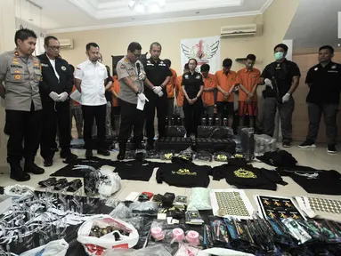 Kabid Humas Polda Metro Jaya Kombes Pol Argo Yuwono beserta jajarannya menunjukkan barang bukti pabrik pembuatan liquid vape narkoba di Kelapa Gading, Jakarta, Rabu (31/10). Polisi berhasil meringkus 11 tersangka. (Merdeka.com/Iqbal Nugroho)