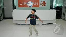 Kemampuan sepakbola cilik Tristan Alif memang tidak saja menyita perhatian publik di Indoneisa, namun juga hingga ke mancanegara. Foto diambil pada Jumat (6/2/2015). (Liputan6.com/Johan Tallo)