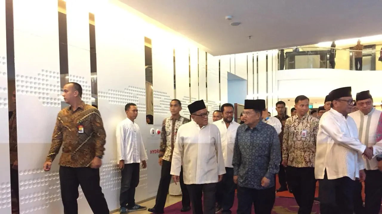 Wakil Presiden Jusuf Kalla menghadiri buka puasa bersama keluarga Abu Rizal Bakrie atau Ical di Hotel JS Luwansa, Jakarta Selatan. (merdeka.com)