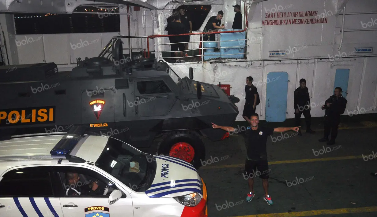 Suasana di dalam kapal feri yang berisi tim Arema Cronus dan mobil rantis saat menyeberang Selat Madura usai melawan Madura United, Jumat (6/5/2016). Rantis dan kapal feri ini disewa khusus oleh Arema Cronus. (Bola.com/Iwan Setiawan)