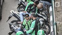 Pengemudi ojek online (ojol) memenuhi bahu jalan saat menunggu penumpang di kawasan Cililitan, Jakarta, Rabu (16/9/2020). Pemprov DKI Jakarta telah melarang ojol dan ojek pangkalan berkumpul lebih dari lima orang serta menjaga jarak sepeda motor minimal dua meter. (merdeka.com/Iqbal S. Nugroho)