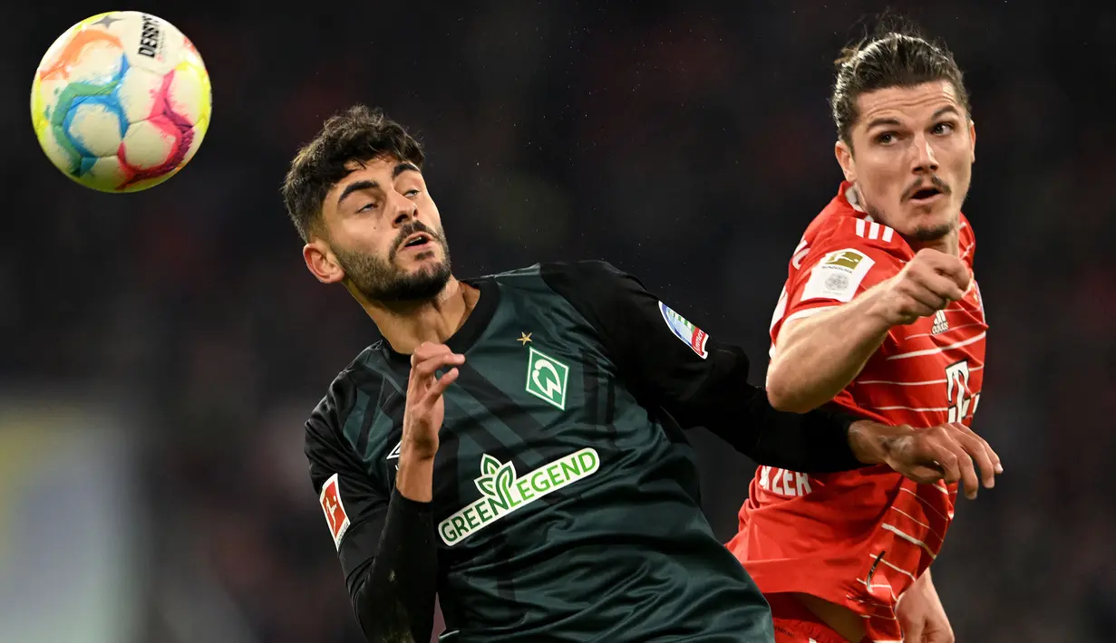 Pemain Bayern Munchen, Marcel Sabitzer (kanan) berebut bola dengan pemain Bremen Eren Dinkci saat laga lanjuta Liga Jerman 2022/2023 pada 8 November 2022. Kepindahannya di Manchester United pada bursa transfer Januari 2023 memiliki kans untuk membangun kembali dirinya sebagai salah satu talenta lini tengah top Eropa. Ia akan diplot menggantikan Eriksen yang tengah diterpa cedera panjang. (AFP/Christof Stache)