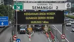 Sejumlah pengguna jasa tol saat melakukan transaksi pembayaran di gerbang tol Semanggi, Jakarta, Sabtu (5/11/2022). Pemerintah berencana untuk mengimplementasikan bayar tol nontunai 'jarak jauh' atau nirsentuh mulai Desember 2022.  Sistem MLFF ini diharapkan bisa berjalan dengan baik dan dapat digunakan di seluruh ruas tol pada akhir 2023. Dengan demikian, maka pada 2024 semua ruas tol menggunakan sistem MLFF. (Liputan6.com/Faizal Fanani)