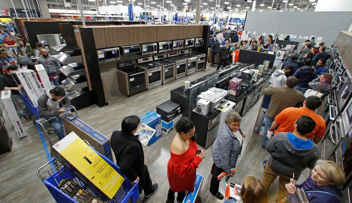 Sejumlah warga mencari barang elektronik saat perayaan Black Friday di toko Best Buy di Overland Park, Kansas, AS (22/11). Black Friday telah menjadi tradisi tahunan yang digelar sehari setelah perayaan Thanksgiving. (AP Photo/Charlie Riedel)