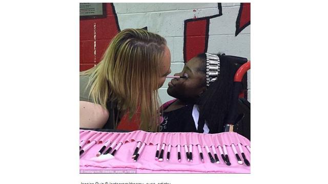 Dengan kondisinya sebagai seorang disabilitas, Jessica Ruiz justru terampil merias wajah dengan menggunakan mulutnya