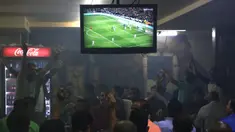 Warga Palestina menonton laga El Clasico antara Barcelona melawan Real Madrid di West Bank City, Ramallah, Minggu (6/5/2018). Konflik perang tak menyurutkan fenomena El Clasico. (AFP/Abbas Momani)