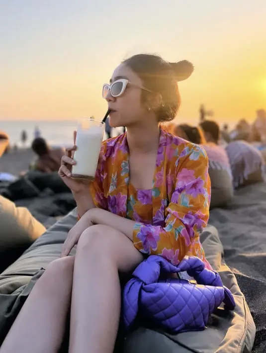 Membawa mini bag ungu, Febby mengenakan kebaya tersebut ketika bermain di pantai. Lengkap mengenakan kacamata hitam berbingkai putih. [@febbyrastanty]