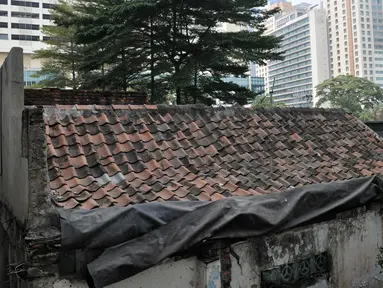 Kondisi sebuah rumah usang yang berada di halaman belakang apartemen Thamrin Executive Residence, Kebon Melati, Jakarta, Minggu (22/9/2019). Rumah milik Elis (46) itu menjadi satu-satunya yang bertahan di antara gedung-gedung tinggi yang dibangun sejak 2012 silam. (merdeka.com/Iqbal S Nugroho)