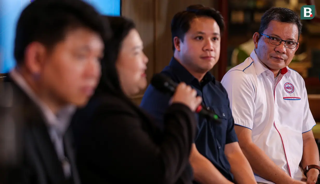 <p>Wakil ketua 3 PP PBVSI, Reginald C. Nelwan (kanan) memperhatikan Managing Director Vidio, Monika Rudijono saat memberikan keterangan pada konferensi pers Livoli Divisi Utama 2023 yang berlangsung di Dennys's, Senayan City, Jakarta, Jumat (20/10/2023). (Bola.com/Bagaskara Lazuardi)</p>