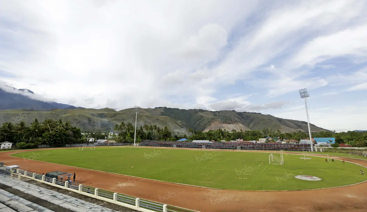 Lapangan bola Barnabas Youwe ini terletak di antara Bandara Sentani dan Pegunungan Cyclops di Jayapura, Minggu (1/5/2016). (Bola.com/Nicklas Hanoatubun)
