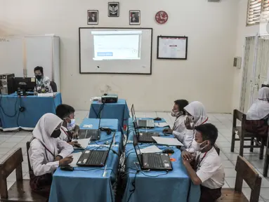 Suasana kegiatan Asesmen Nasional Berbasis Komputer (ANBK) di SDN Pulogadung 05 Pagi, Jakarta Timur, Selasa (25/10/2022). Kementerian Pendidikan Kebudayaan Riset dan Teknologi (Kemendikbud Ristek) secara serentak menggelar ANBK 2022 tingkat SD/MI atau sederajat yang bertujuan untuk melihat kemampuan sekolah secara keseluruhan dalam pelaksanaan pendidikan, dan tujuan akhirnya adalah untuk peningkatan mutu sekolah. (merdeka.com/Iqbal S. Nugroho)