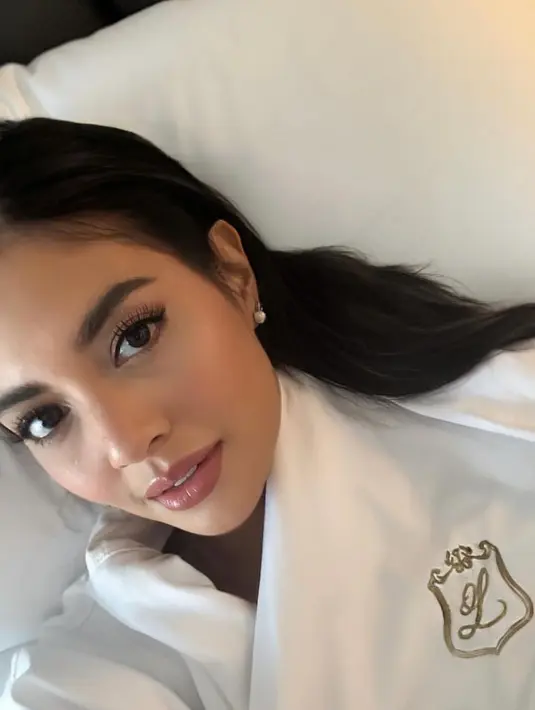 Aurelie juga membagikan foto closeup untuk tampilan makeupnya yang terlihat begitu flawless dan memesona.  [Foto: Instagram/ Aurelie]