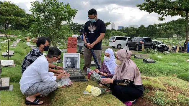 Potret Rekan Seleb Tanah Air Ziarah ke Makam Rina Gunawan. (Sumber: Kapanlagi.com)