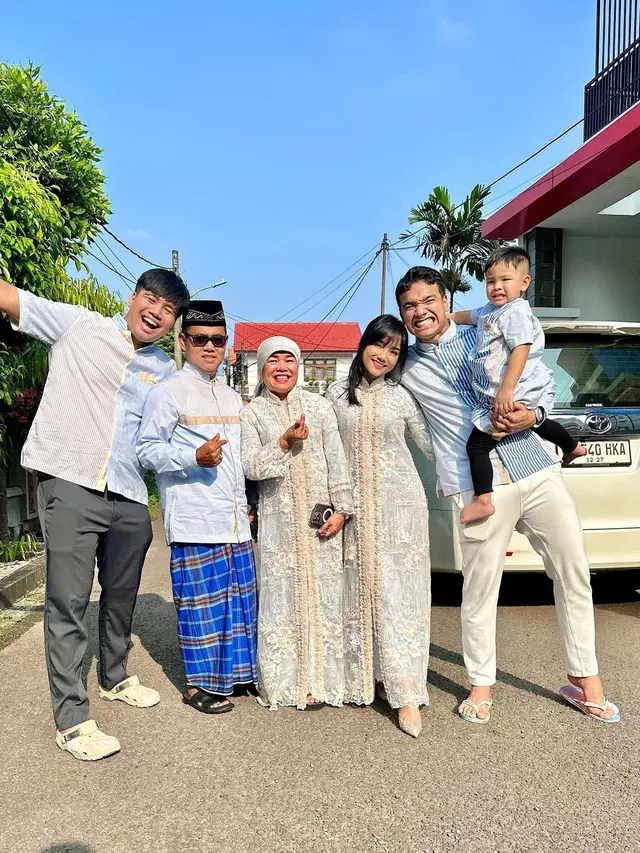 8 Potret Keluarga Para Artis di Hari Lebaran yang Kompak dengan Warna Biru, Dari Raffi-Nagita hingga Ayu Ting-Ting