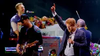 Pangeran Harry saat manggung bersama Coldplay (Matt Dunham/Telegraph)