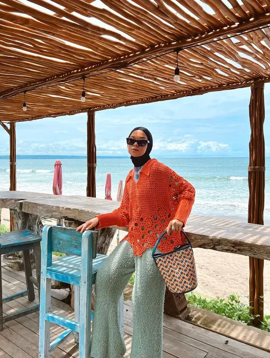 Salah satu contoh kombo warna paling indah adalah oranye dipasangkan dengan hijau. Ideal untuk pakaian musim panas, kombo warna ini akan menggairahkan dan membuat kamu dalam suasana hati yang baik. [Instagram/tantrinamirah]