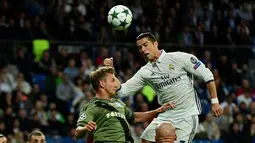 Cristiano Ronaldo masih lebih baik dengan koleksi 95 gol di Liga Champions, berbanding 89 gol milik Leo Messi. (AFP/Pierre-Philippe Marcou)