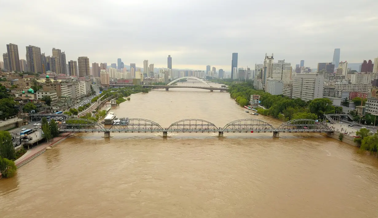 Foto dari udara memperlihatkan pemandangan Sungai Kuning di Chengguan, Kota Lanzhou, Provinsi Gansu, China, Selasa (21/7/2020). Stasiun hidrologi Lanzhou di Sungai Kuning menyaksikan banjir kedua tahun ini dengan aliran air mencapai 3.000 meter kubik per detik. (Xinhua/Fan Peishen)