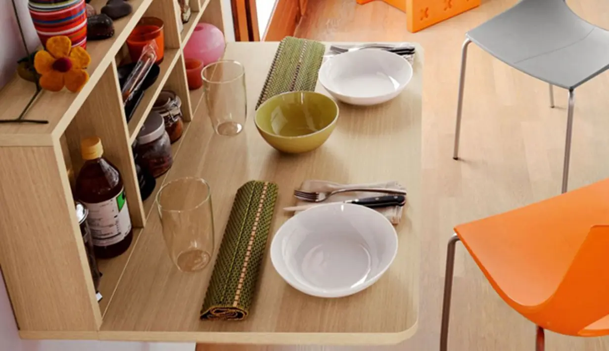 Perabotan multifungsi kembali menjadi solusi. Lemari tempel untuk menyimpan peralatan makanan dengan tutup yang bisa berfungsi sebagai meja makan ini bisa digunakan di apartemen. (foto: dpxstone)