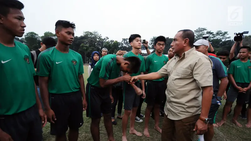 Ketua Umum PSSI, Edy Rahmayadi, bersalaman dengan pemain Timnas Indonesia U-16 usai latihan terakhir di Lapangan Atang Sutresna, Jakarta, Kamis (6/7/2017). Timnas U-16 akan berlaga di Piala AFF U-15 Thailand, 9-22 Juli. (Liputan6.com/HelmiFithriansyah)