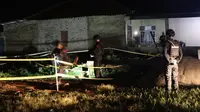 Tim Jibom Gegana Brimob Polda Lampung mengevakuasi bom jenis granat di salah satu lahan kosong di Way Kanan,  Lampung. Foto : (Istimewa).