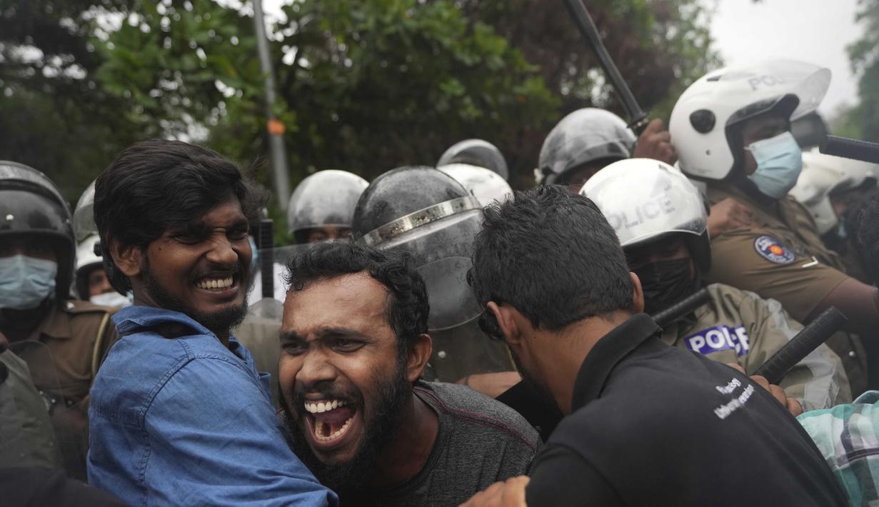 Mahasiswa bentrok dengan polisi selama protes menuntut pengunduran diri presiden Gotabaya Rajapaksa di parlemen di Kolombo, Sri Lanka (8/4/2022). Mereka menyerukan diakhirinya ketidakstabilan politik di tengah tuntutan publik agar presiden mengundurkan diri. (AP Photo/Eranga Jayawardena)