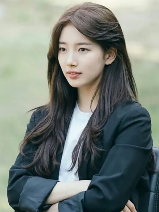 Kini ia tengah disibukkan dalam drama Vagabond. Jadi anggota badan intelijen, gaja Suzy dengan rambut panjang dan jas hitam menambah kesan karismatik. (Liputan6.com/IG/@ skuukzky)
