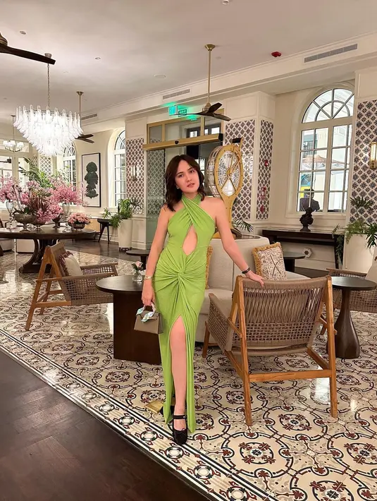 Bosan dengan warna netral? Kamu bisa coba cut out dress warna hijau cerah seperti penampilan Shandy berikut ini.’ [@shandyaulia]