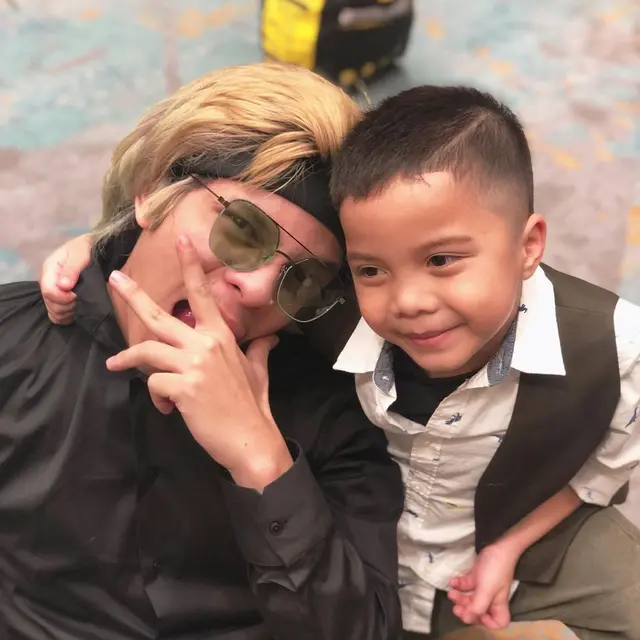 Potret 6 Artis Bareng Adik Bungsu yang Terpaut Usia Jauh, Selalu Kompak