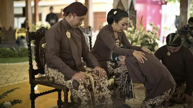 Gaya Soimah kenakan kebaya lurik saat acara adat ruwatan, [Instagram/@showimah]