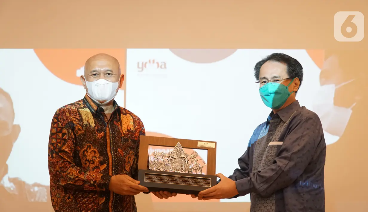 Menteri Koperasi dan UKM Teten Masduki menerima cinderamata dari Ketua Sigit P. Kumala di Galeri UMKM YDBA, Jakarta Sunter, Selasa (22/06/2021). Kunjungan MenkopUKM ke YDBA untuk memperkuat sinergi dan kerjasama yang telah terjalin.  (Liputan6.com/HO/YDBA)