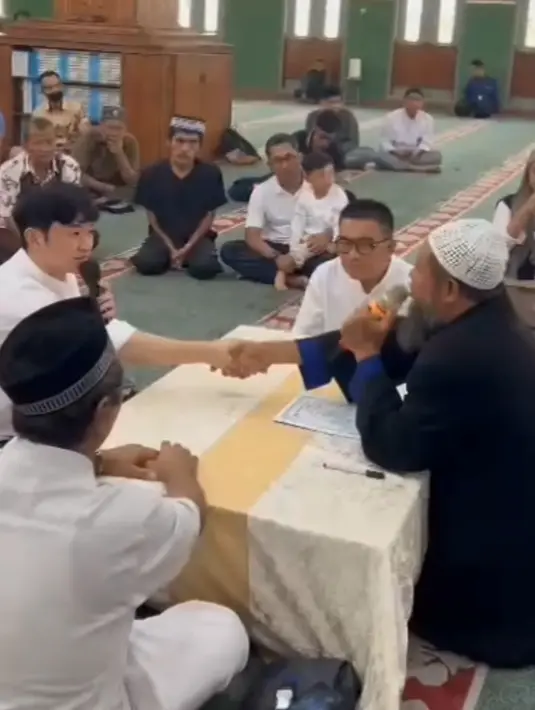 Sebelum resmi menjadi suami Rachell Park Yong Gwang memilih menjadi mualaf dengan memeluk agama Islam di depan ayah Rachell Helmi Yahya. [Twitter/@rachellyahya]