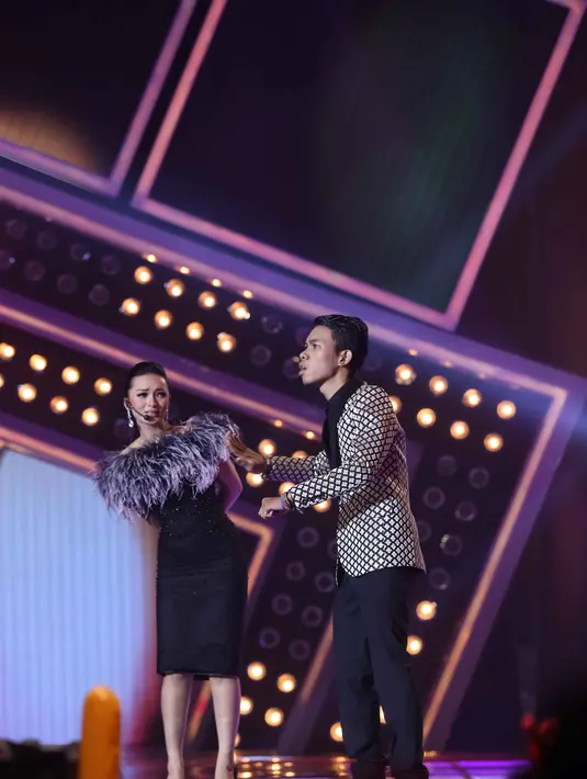 Cemen saat tampil diacara malam puncak penganugerahan Infotainment Awards 2016, yang keenam kalinya. Acara ini disiarkan secara langsung dari Studio 6 Emtek City, Daan Mogot, Jakarta Barat, Jumat (22/1/2016). (Nurwahyunan/Bintang.com)