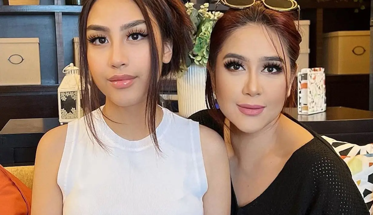 Kecantikan Khayra jelas menurun dari sang ibu. Lihat potret Khayra bersama istri Gunawan Sudrajat di sini. Tampil kasual dengan cropped top putih, Khayra memesona dengan riasan wajah minimalis, di samping yang sang ibu yang juga tampil sederhana, namun tetap ayu. Foto: Instagram.